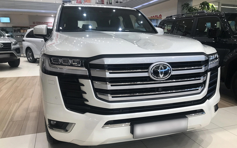 В России заканчиваются иномарки: дилеры сообщили о дефиците Hyundai Santa Fe, Toyota Camry и Land Cruiser 300, BMW X6 и других моделей